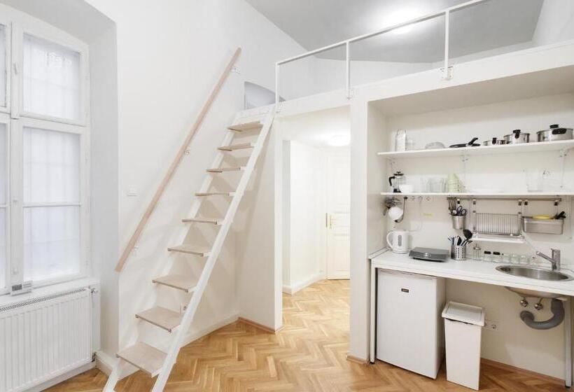 استودیوی استاندارد, Avenue Hostel