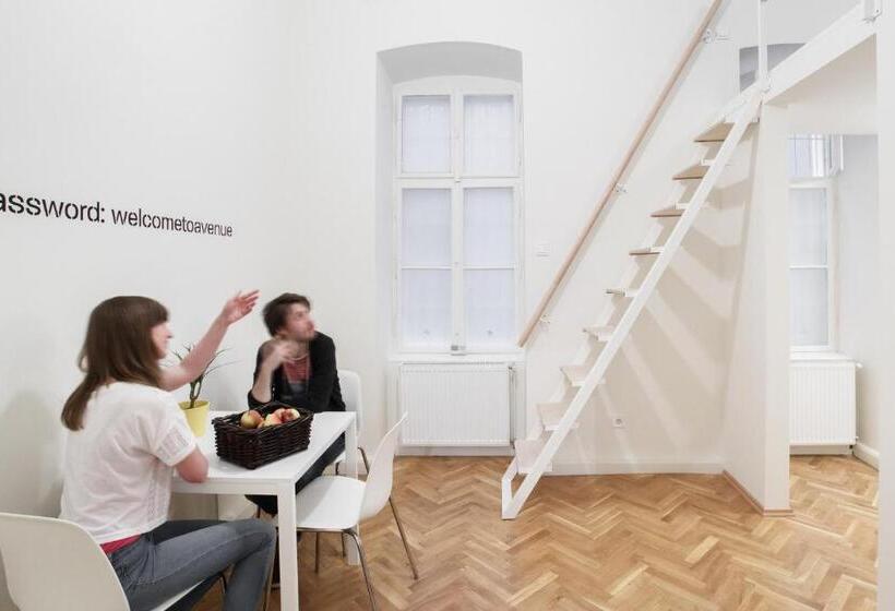 استودیوی استاندارد, Avenue Hostel