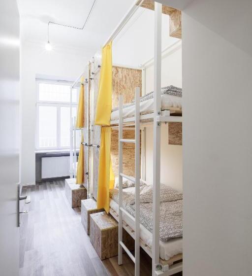 استودیوی استاندارد, Avenue Hostel