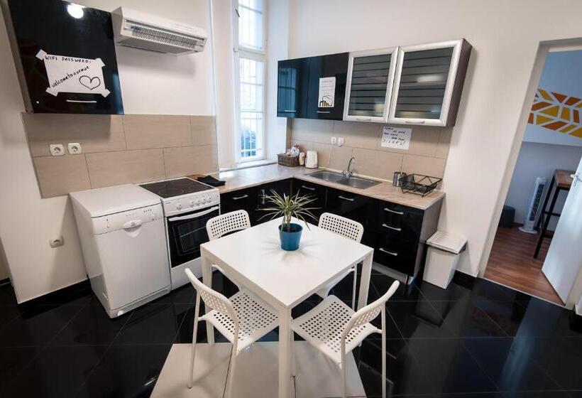 اتاق اکونومی, Avenue Hostel