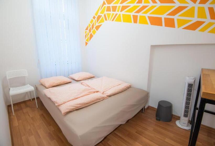 اتاق اکونومی, Avenue Hostel