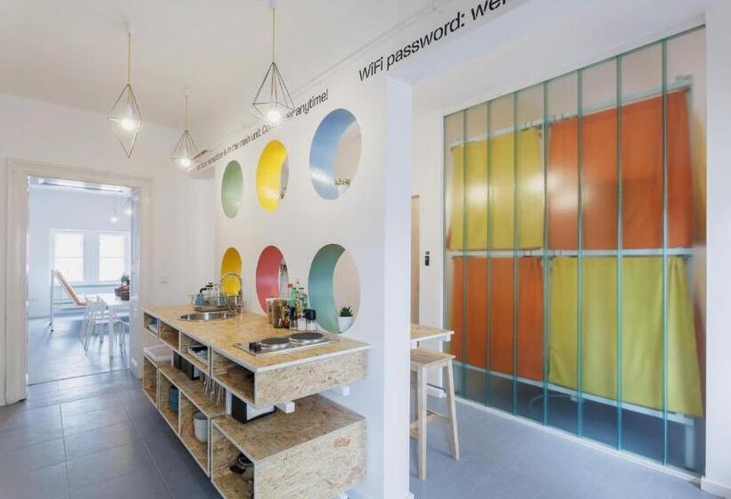 اتاق استاندارد چهار تخته, Avenue Hostel