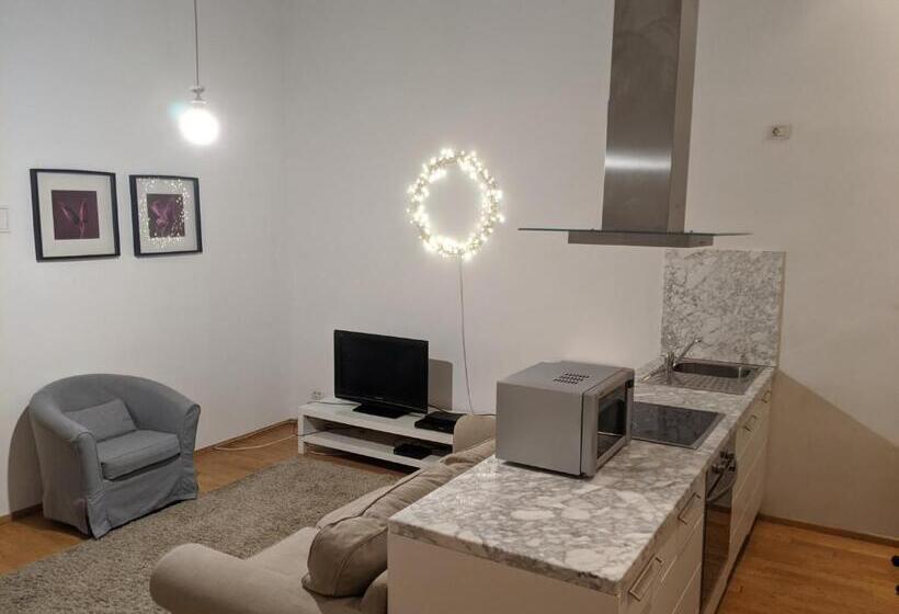 اتاق لوکس, Avenue Hostel