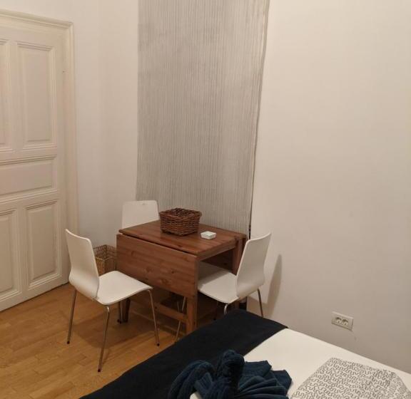 اتاق لوکس, Avenue Hostel