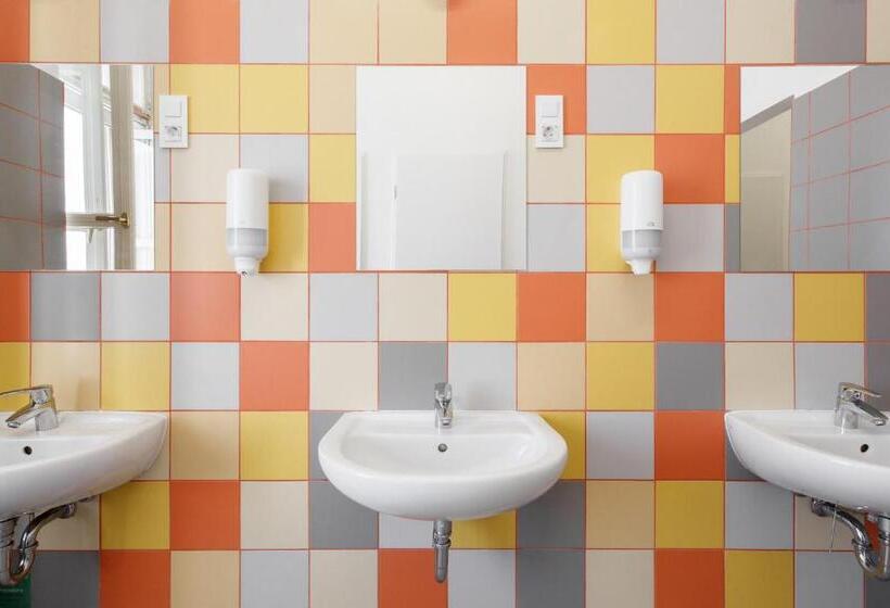 اتاق استاندارد با سرویس بهداشتی مشترک, Avenue Hostel