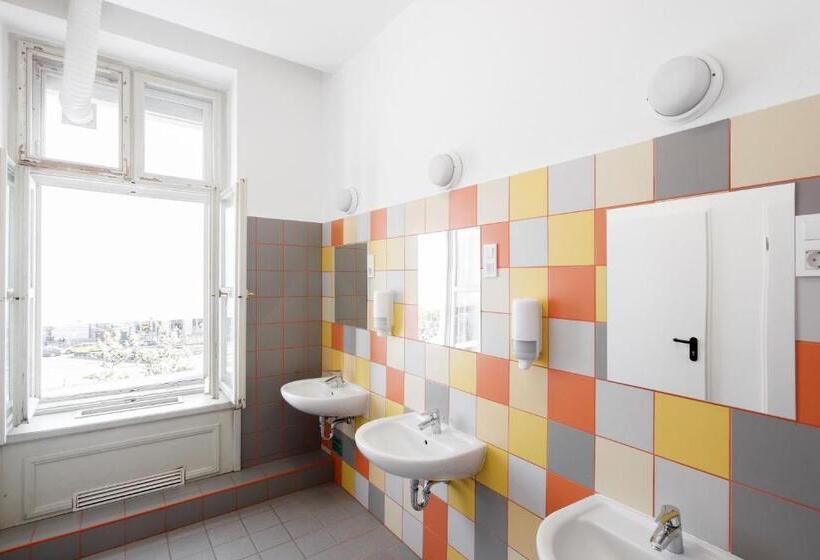 اتاق استاندارد با سرویس بهداشتی مشترک, Avenue Hostel