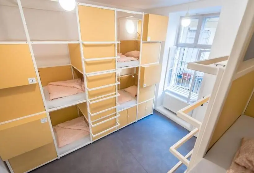 Capsule, Avenue Hostel