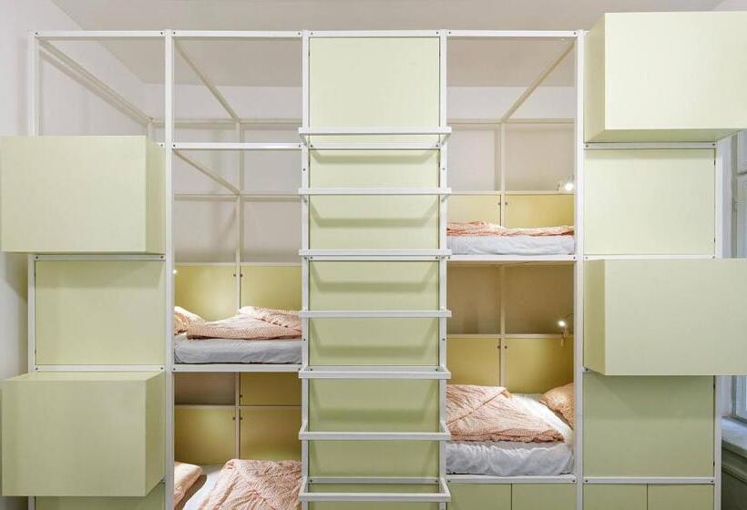 Capsule, Avenue Hostel