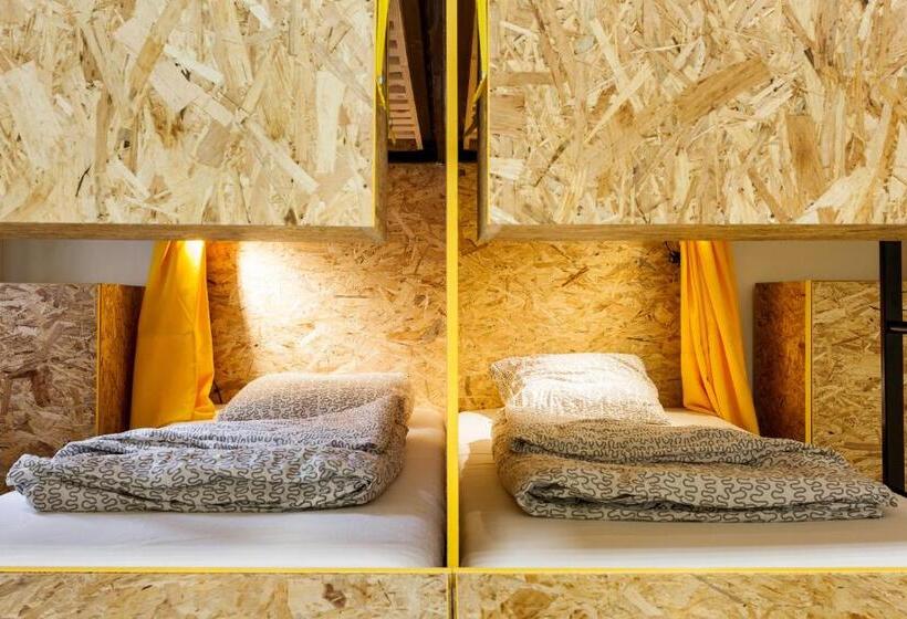 اتاق استاندارد چهار تخته, Avenue Hostel