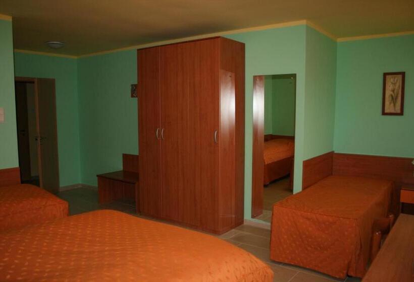 غرفة قياسية رباعية, Panoráma Panzió