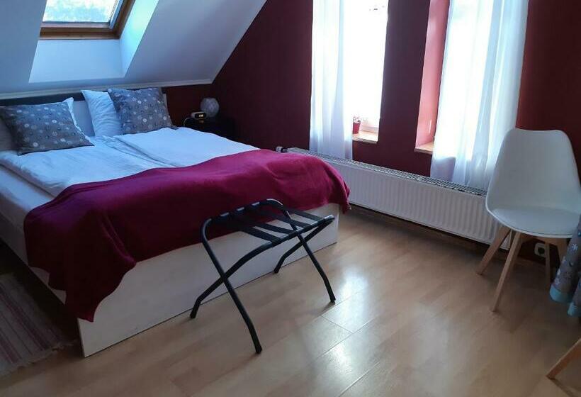 غرفة قياسية ثلاثية, Szalay Villa