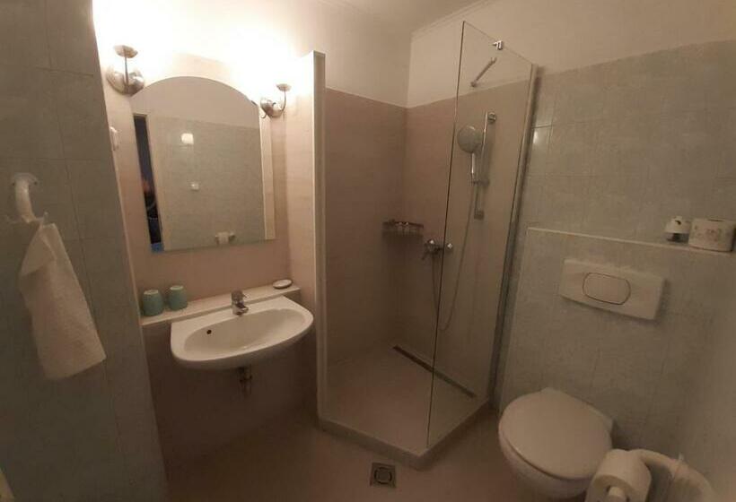 غرفة قياسية ثلاثية, Szalay Villa