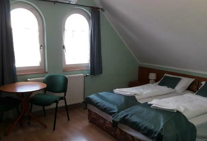 اتاق استاندارد سه نفره, Szalay Villa