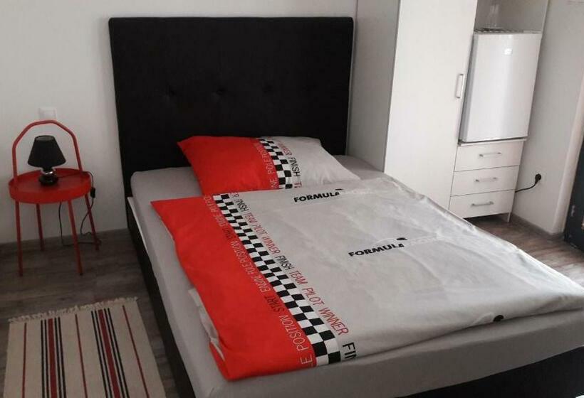 غرفة قياسية داخلية, Szalay Villa