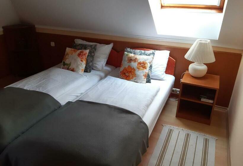 Quarto Estandar, Szalay Villa