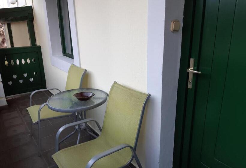 Pokój Rodzinny, Szalay Villa