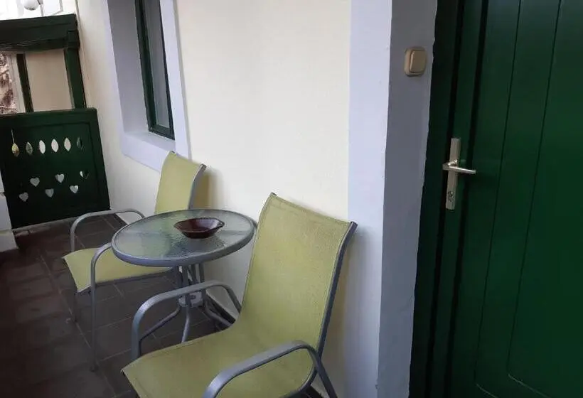 اتاق استاندارد سه نفره, Szalay Villa