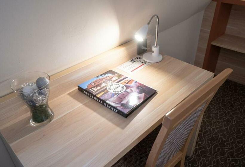 اتاق استاندارد چهار تخته, Szilvia Gästehaus