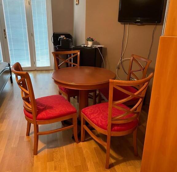 패밀리 스튜디오, Villa Astoria