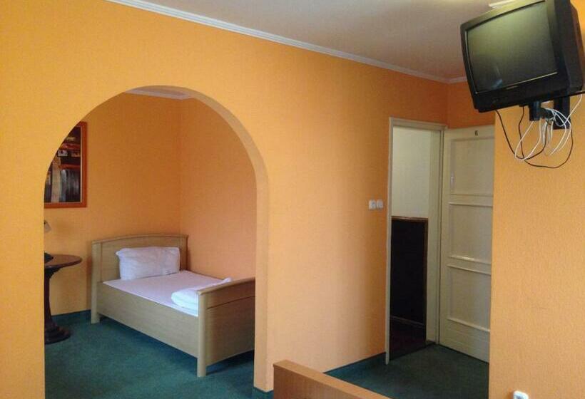 غرفة قياسية رباعية, Alföld Panzio & étterem