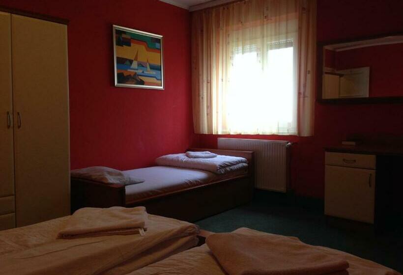 غرفة قياسية ثلاثية, Alföld Panzio & étterem