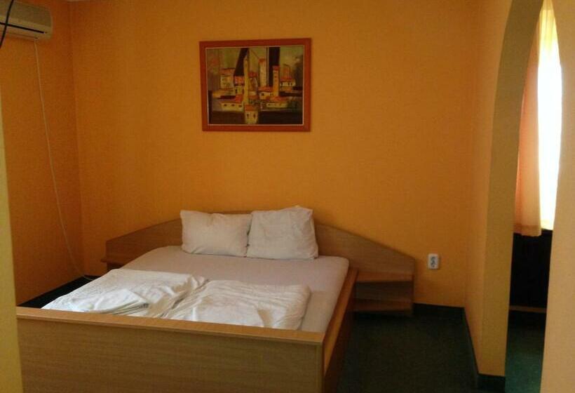 غرفة قياسية رباعية, Alföld Panzio & étterem