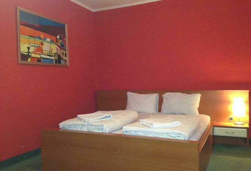 غرفة قياسية ثلاثية, Alföld Panzio & étterem