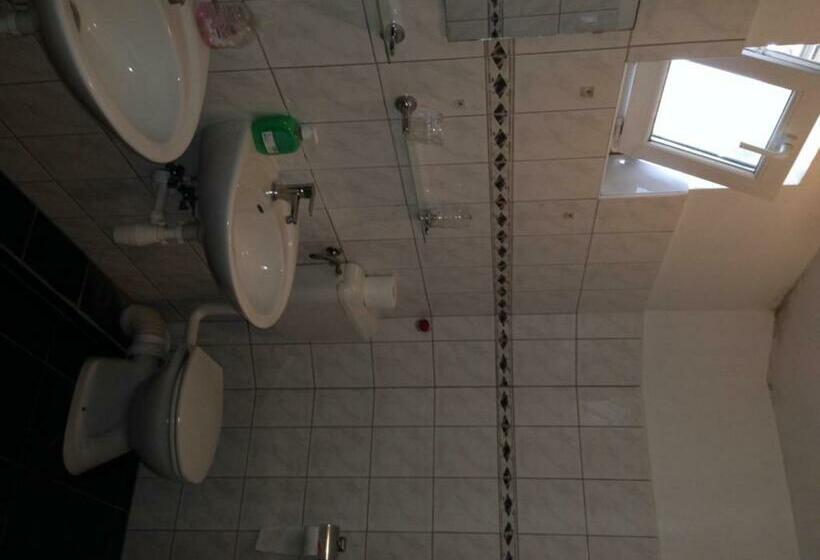 غرفة قياسية ثلاثية, Alföld Panzio & étterem