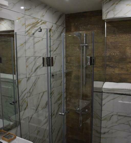 标准间, Amira Boutique