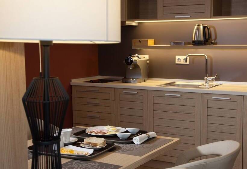 标准工作室, Amira Boutique