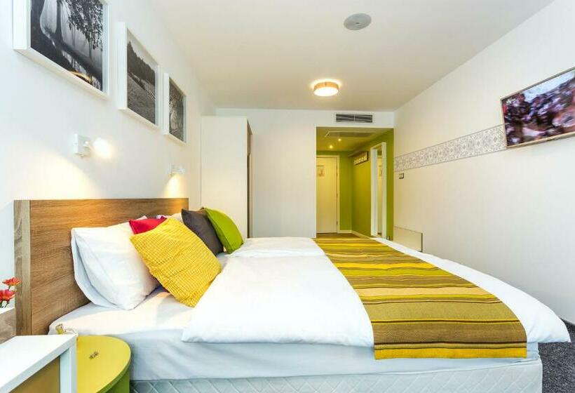 غرفة قياسية مزوَّدة بشُرفة, Compliment