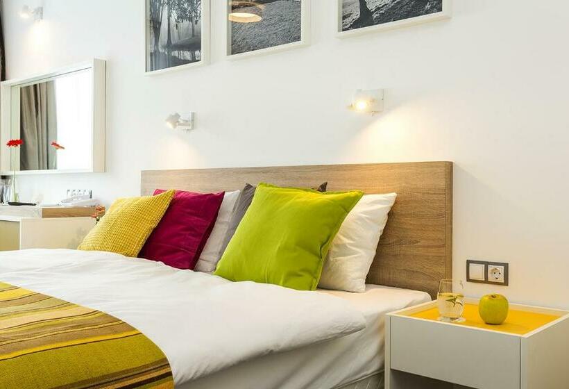 غرفة قياسية مزوَّدة بشُرفة, Compliment