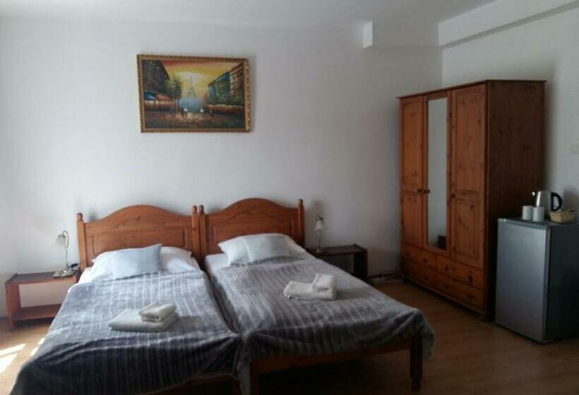 スタンダードトリプルルーム, Retro Panzió