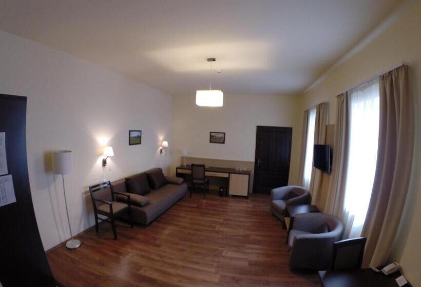 דירת חדר, Tokajvár