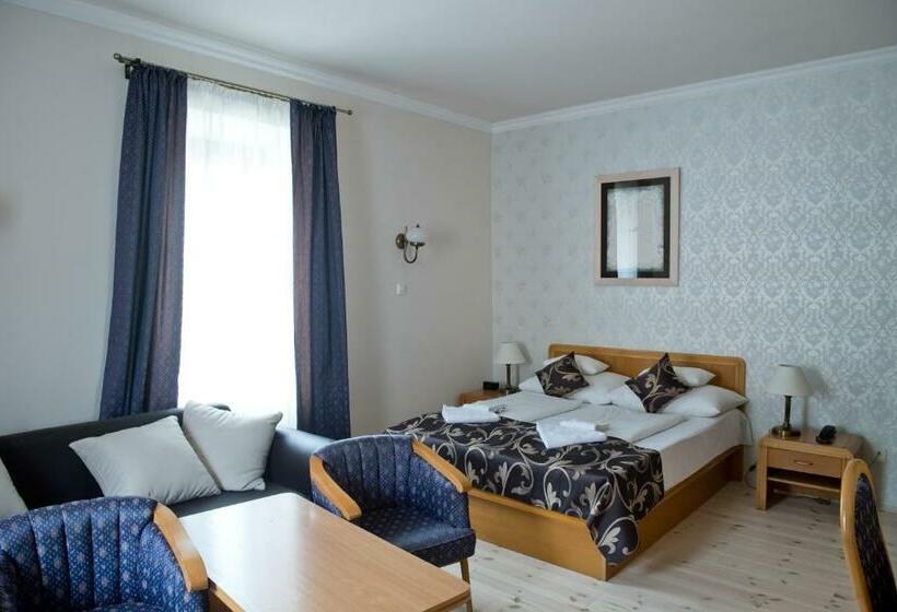 חדר משפחתי, Toldi Fogadó