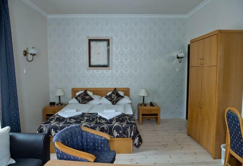 חדר משפחתי, Toldi Fogadó