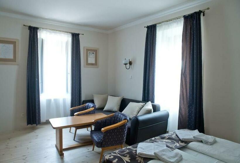 חדר קלאסי, Toldi Fogadó