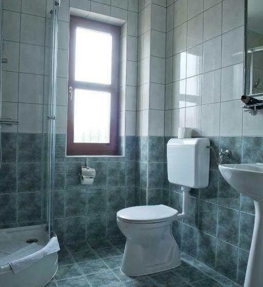 חדר משפחתי, Toldi Fogadó