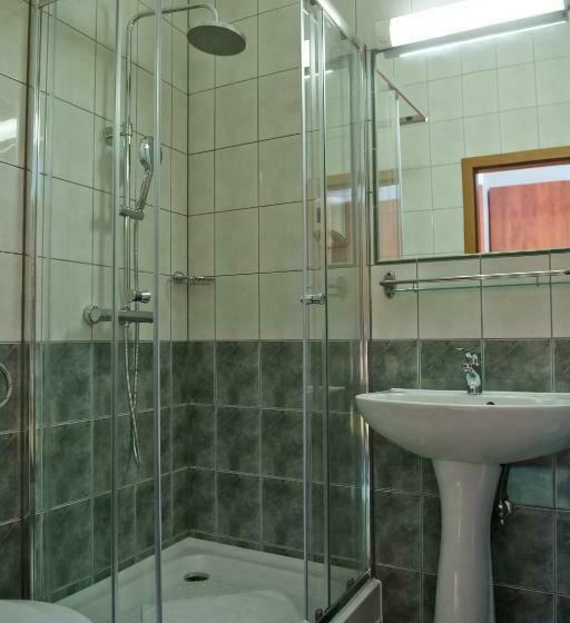 חדר משפחתי, Toldi Fogadó