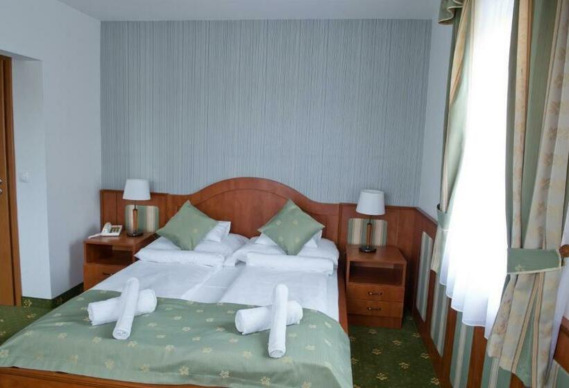 חדר משפחתי, Toldi Fogadó