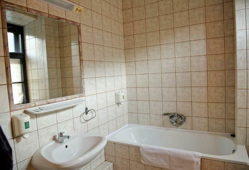 חדר קלאסי, Toldi Fogadó