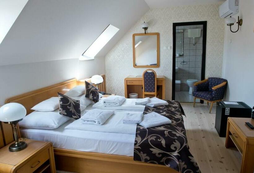 חדר קלאסי, Toldi Fogadó