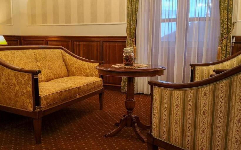 带按摩浴盆的套房, Kastélyhotel Sasvár Resort