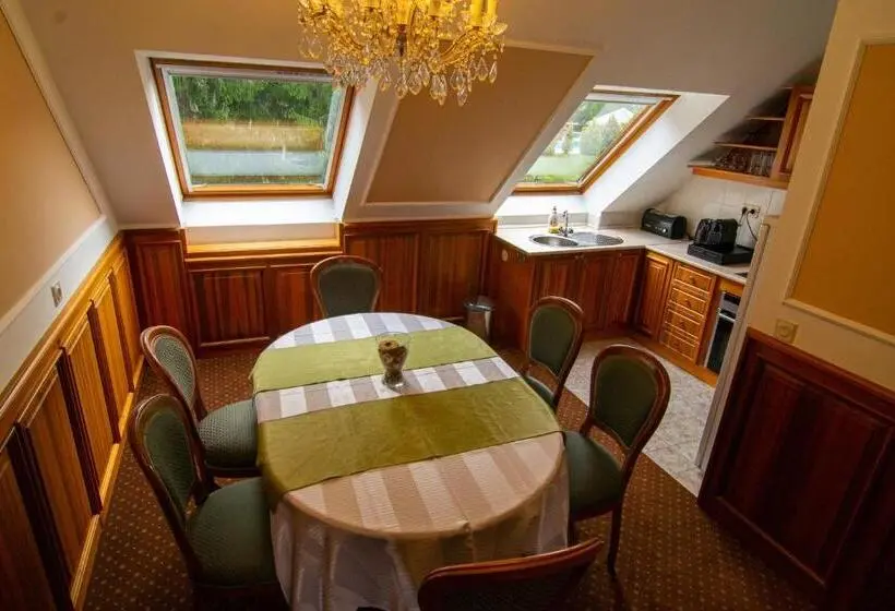 Huoneisto 3 Makuuhuonetta, Kastélyhotel Sasvár Resort