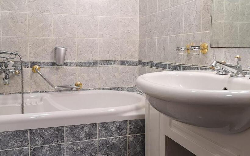 豪华房间, Kastélyhotel Sasvár Resort