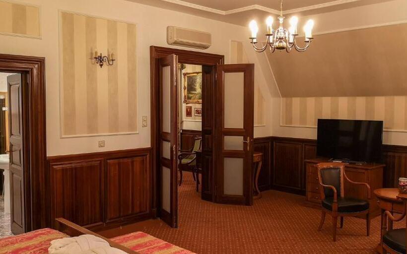 带按摩浴盆的套房, Kastélyhotel Sasvár Resort