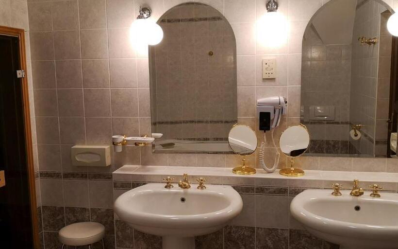 Люкс с гидромассажем, Kastélyhotel Sasvár Resort