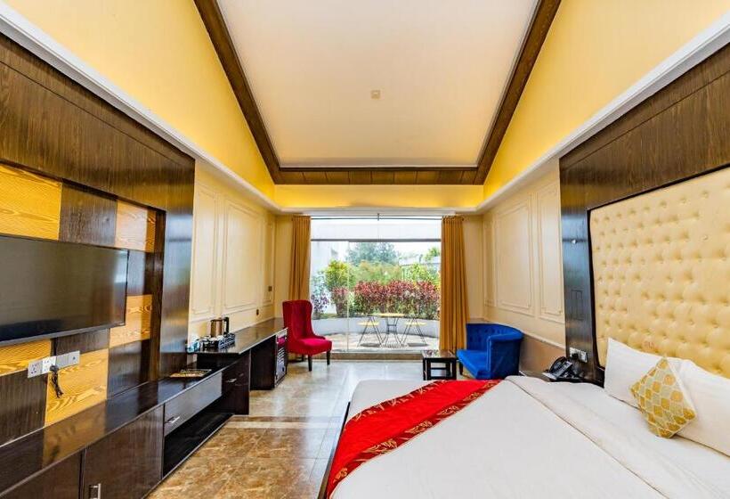 اتاق لوکس با تخت بزرگ, Water Garden Resort & Spa