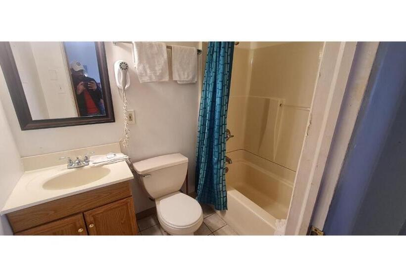 Номер Стандарт, Werry S Cottages Motel & Pub By Oyo East Stroudsburg Poconos