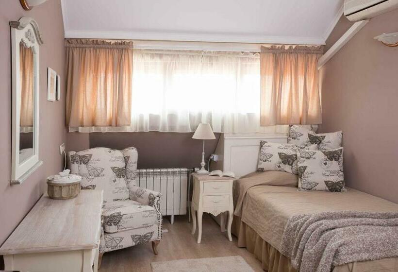 غرفة قياسية فردية, Family Hotel The Castle